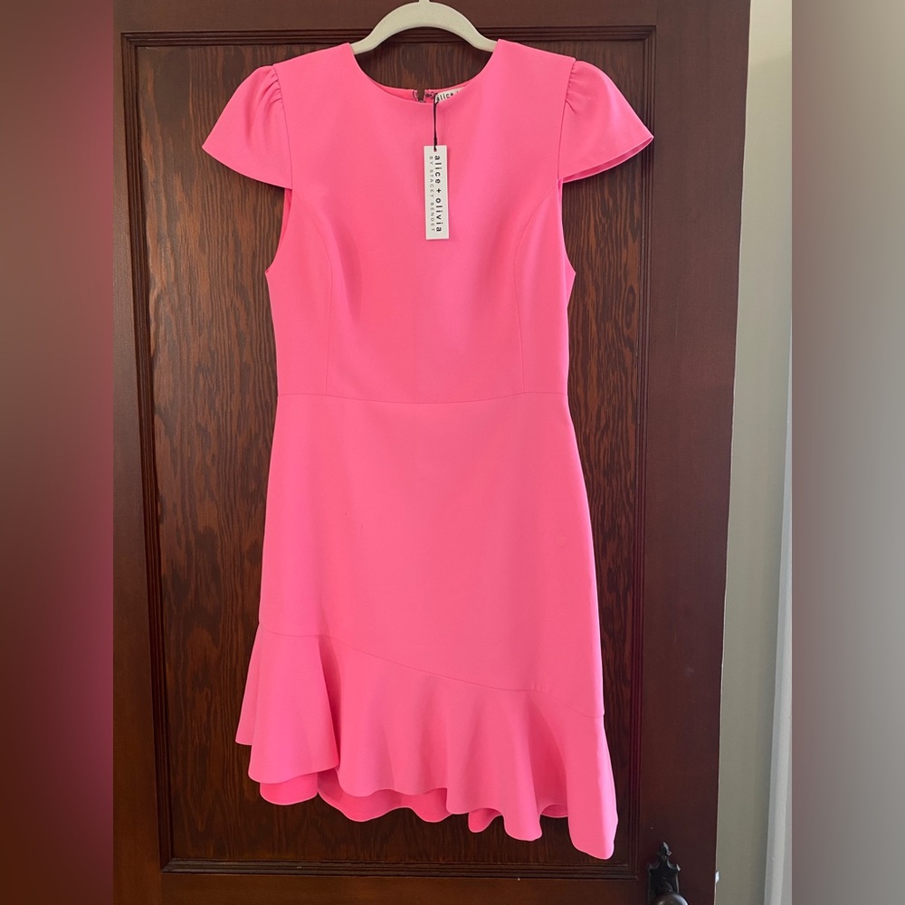 Alice & Olivia by Stacey Bendet cap sleeve dress with tapered hemline. Size 4.